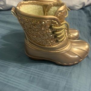 New rose gold toddler duck boots. Size 9